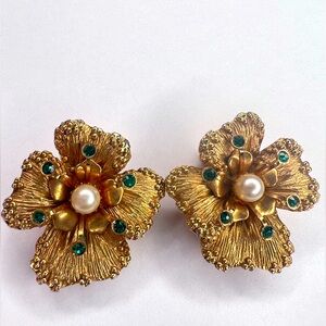 Sarah Coventry Vintage Goldone flower and green rhinestones clip on earrings